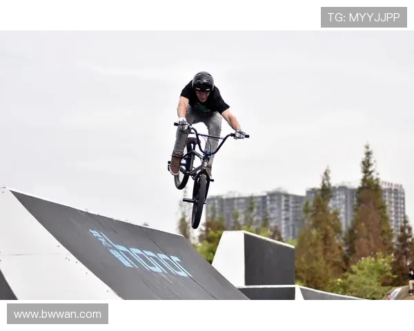 成都极限运动队在全国街舞大赛中以88分高居积分榜首位